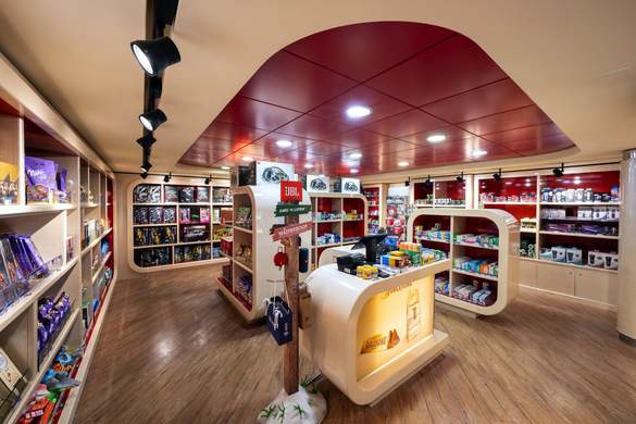 MSC Cruises MSC Fantasia Shopping - Credit - Ivan Sarfatti - MSC Rights 3.jpg